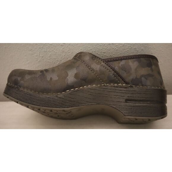 Dansko 106-989878 Women's Sz 9.5-10M Professional Camo Suede Nursing Clogs - Picture 11 of 16
